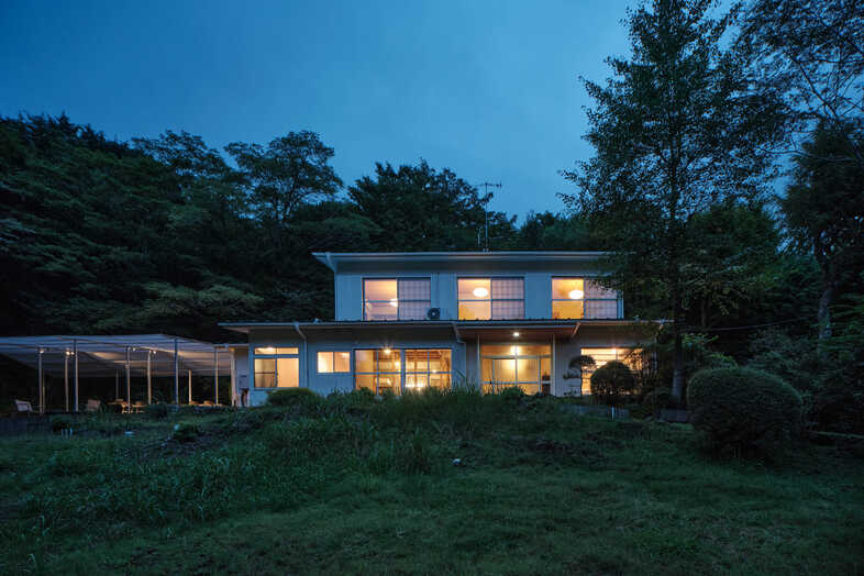 HAKONE SENGOKUHARA SOGEN｜芝庭越しに建物全体を望める夜景はロケーション撮影にも好相性