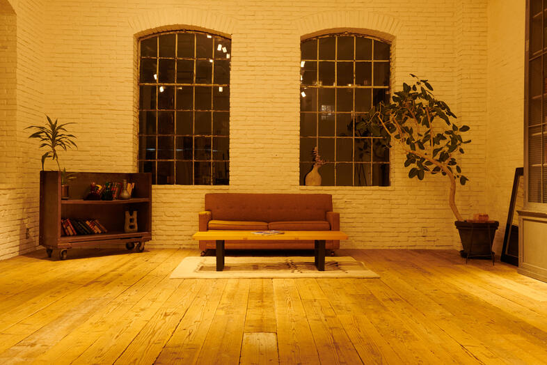 STUDIO EASE砧 4F -ATELIER-｜夜は暖色照明で落ち着いたリビングシーンに