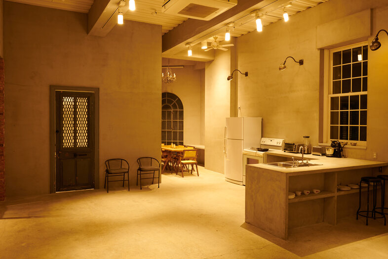 STUDIO EASE砧 4F -ATELIER-｜夜間はキッチンも温かみのある雰囲気に変化
