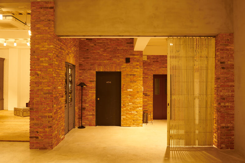 STUDIO EASE砧 4F -ATELIER-｜レンガ壁と建具を生かした重厚感のある背景