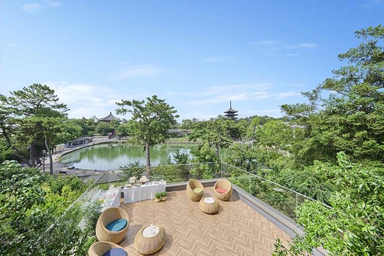 KOTOWA 奈良公園 Premium View｜奈良公園や猿沢池、五重塔を眺められ、四季折々の美しい景色を背景に撮影が可能