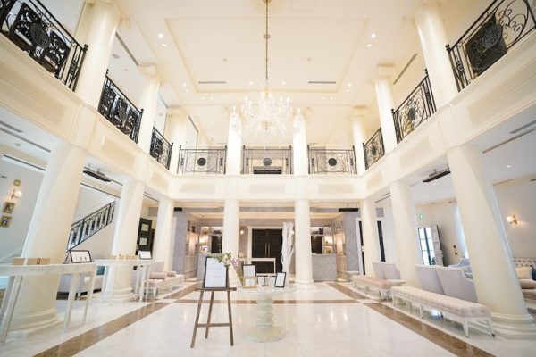 【ロビー】高い吹き抜けと白い内装が印象的な空間はラグジュアリーな撮影におすすめ