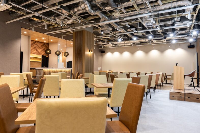 GOBLIN.品川HALL店｜ホールからカウンターキッチンが見える構図