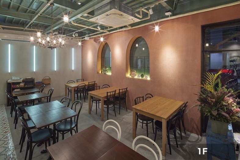 CHUM APARTMENT｜【1F】アーチ窓とピンク壁が彩るレストラン空間