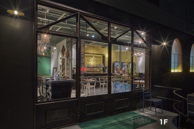 CHUM APARTMENT｜【1F】ガラス張りのエントランスは店舗の外観シーンに