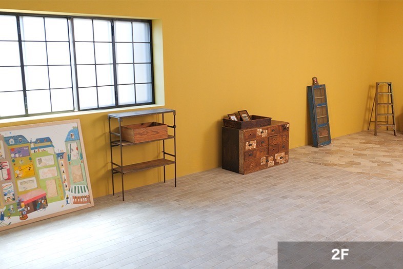 CHUM APARTMENT｜【2F】大きな格子窓から光が差し込む空間は商品撮影に最適
