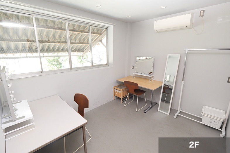 CHUM APARTMENT｜【2F】窓から自然光が入るメイクルーム