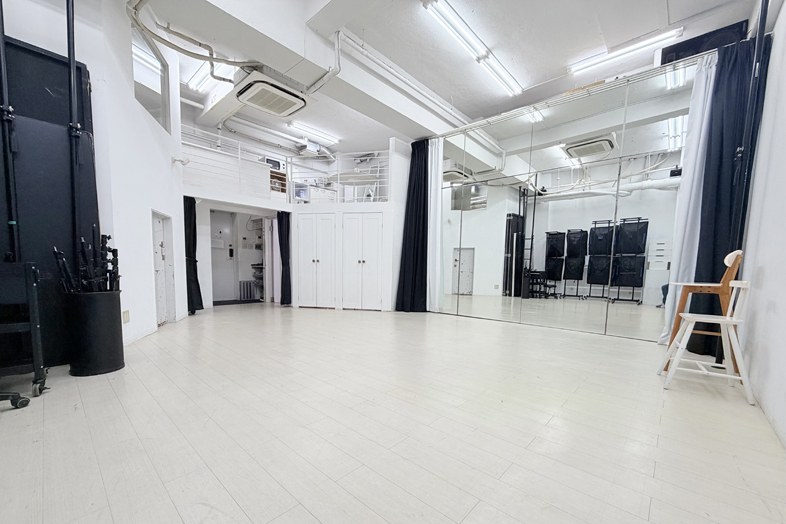 新宿ホワイトバックスタジオ｜白い床と壁が広がる開放的なスタジオはダンスや複数人での撮影に