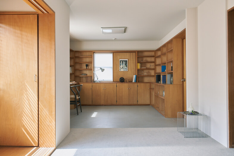 studio cork｜壁一面に木製の造作棚が広がる書斎は、ワークシーンの撮影や商品撮影に最適