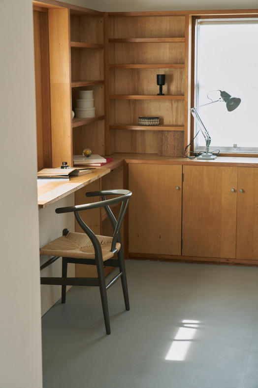 studio cork｜デスクと本棚を備えた空間は、デスクワークや読書シーンの撮影に