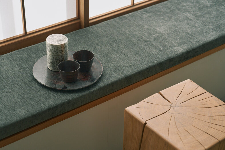 studio cork｜障子前の造作ベンチは茶器や和雑貨のイメージ撮影に最適