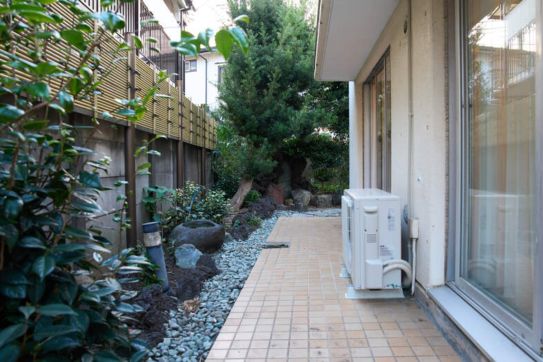 studio cork｜建物沿いの屋外通路は照明の設置も可能