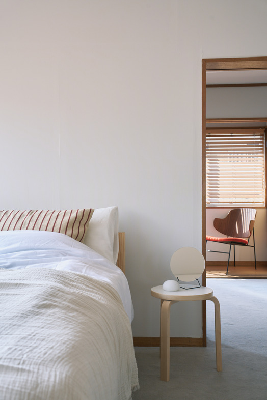 studio cork｜白い寝具と木製家具が調和するベッドルームは生活シーンの撮影に最適