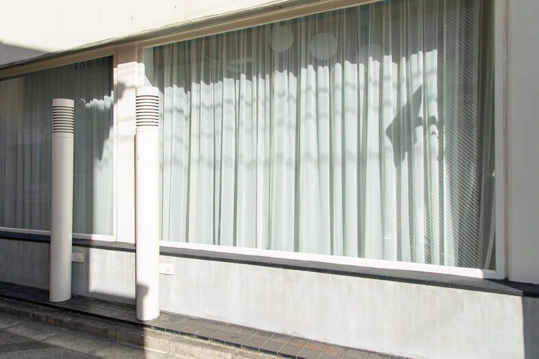 PYG｜【屋外】大きなガラス窓と白壁が印象的な外観撮影に