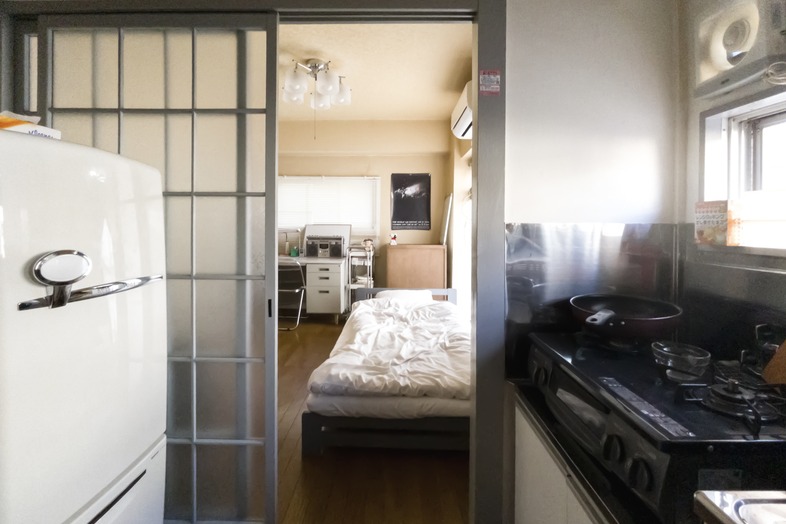 築古マンション｜【308 6畳ひとり暮らし】レトロなキッチン越しに、男性の日常を再現したシーンの撮影が可能