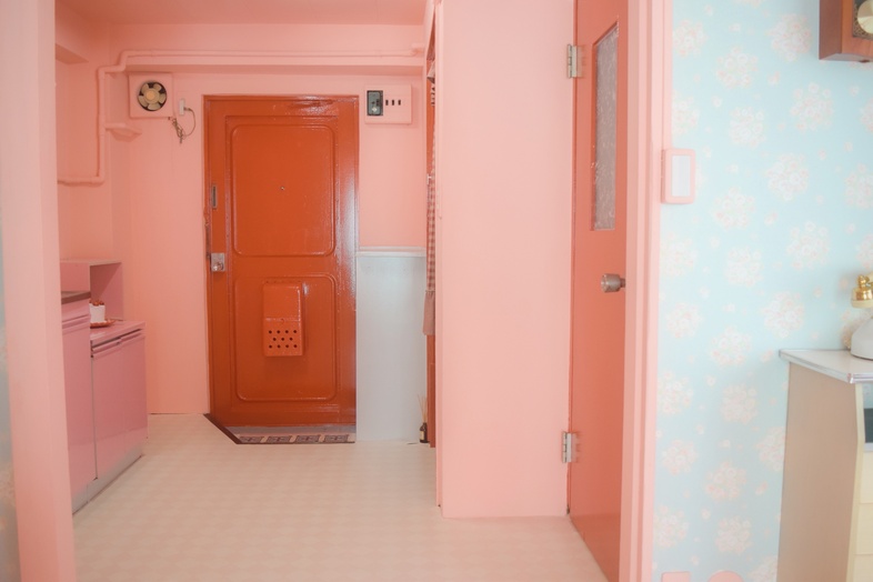 築古マンション｜【301 昭和乙女部屋】赤い玄関ドアがアクセントになった、ピンクを基調とする玄関周り