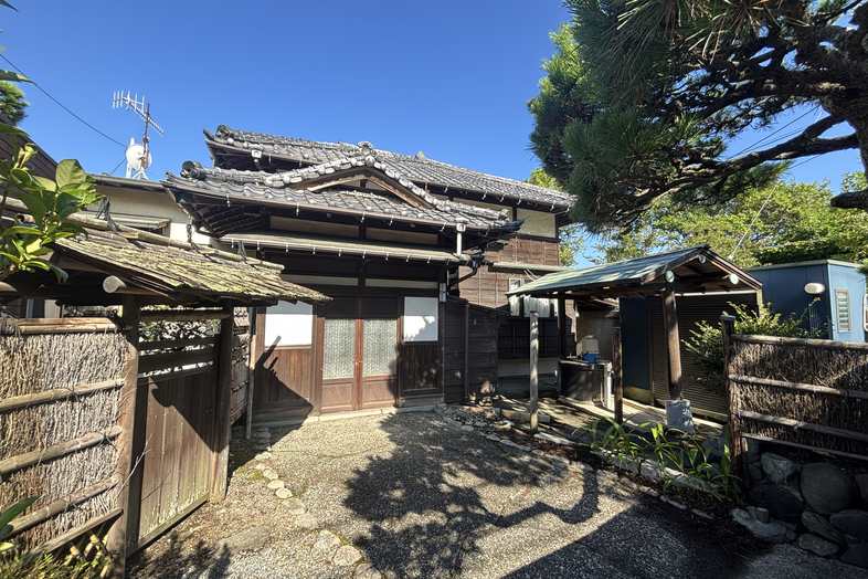 TOWARI NO MA｜日本家屋ならではの風情が漂う玄関