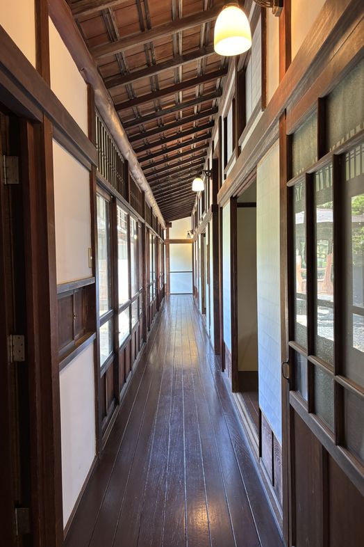 TOWARI NO MA｜長く続く奥行きのある廊下