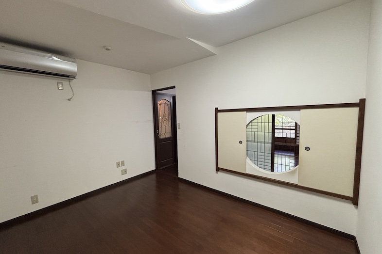 TOWARI NO MA｜飾り窓が印象的な洋室は、レイアウト次第で寝室や子ども部屋など、さまざまなシーンの撮影に活用可能