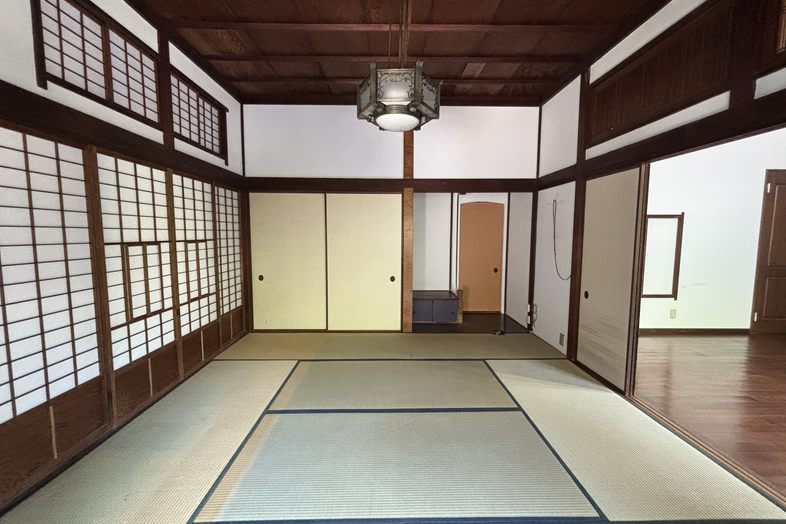 TOWARI NO MA｜障子と木の梁に囲まれた畳の間