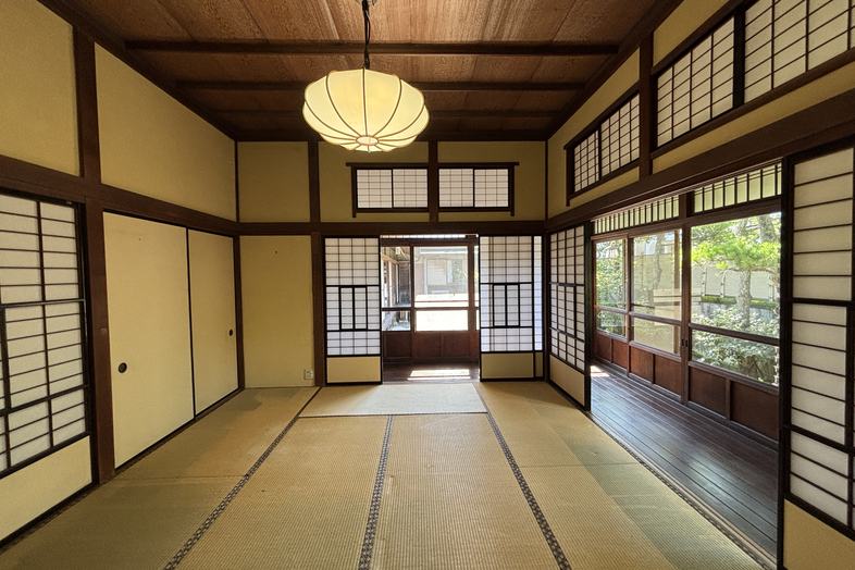 TOWARI NO MA｜木製の天井と障子が調和する和室は団らんや和装撮影におすすめ