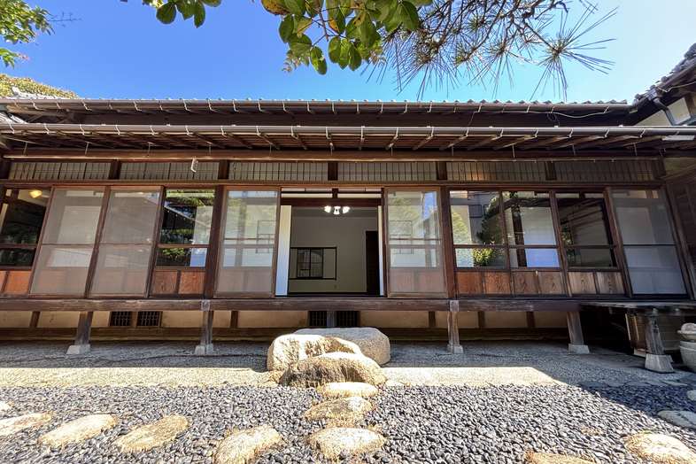 TOWARI NO MA｜日本家屋を背景にした情緒あふれる撮影に
