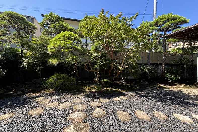 TOWARI NO MA｜木々や庭石が織りなす趣ある景色