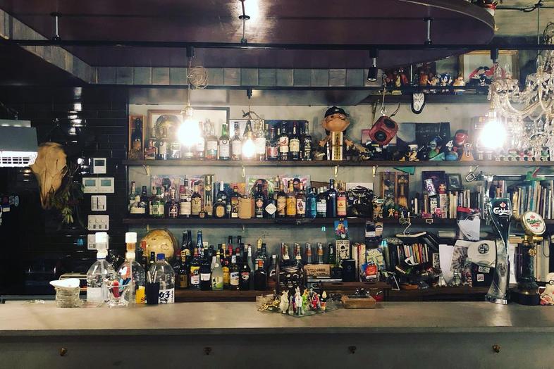 HAPPY MOUNTAIN BAR｜ボトルがずらりと並ぶバーカウンター