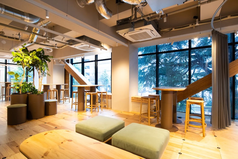 WAND-LOUNGE-｜観葉植物と木目の床が調和する空間はポートレートに