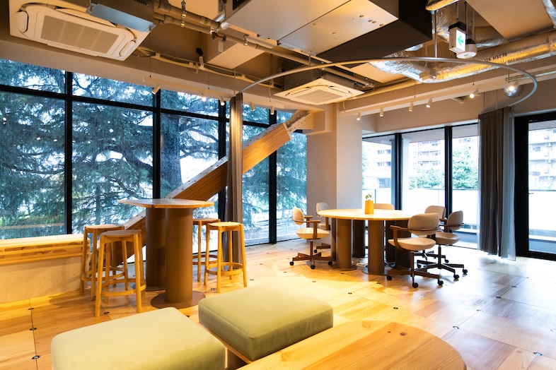 WAND-LOUNGE-｜観葉植物と木目の床が調和する空間はポートレートに