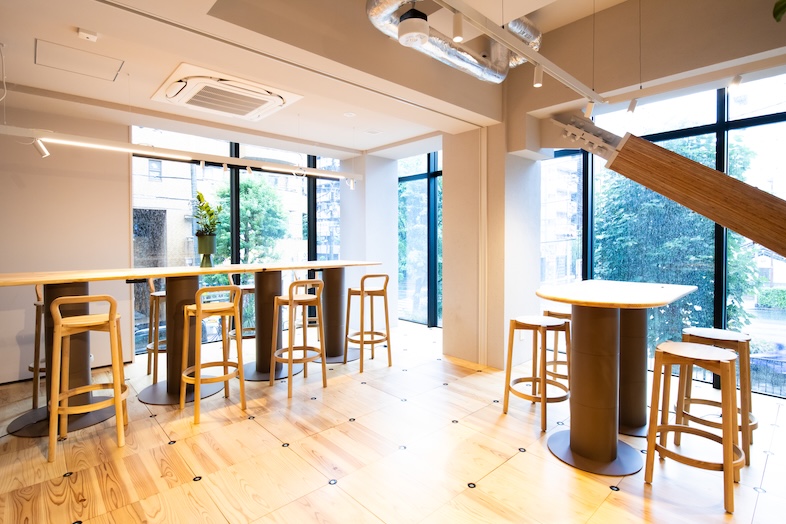 WAND-LOUNGE-｜木製カウンターと自然光を活かした人物撮影に好相性