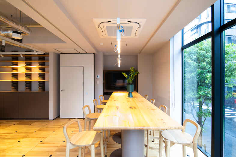 WAND-LOUNGE-｜ロングテーブルは打ち合わせやワークシーンの撮影に