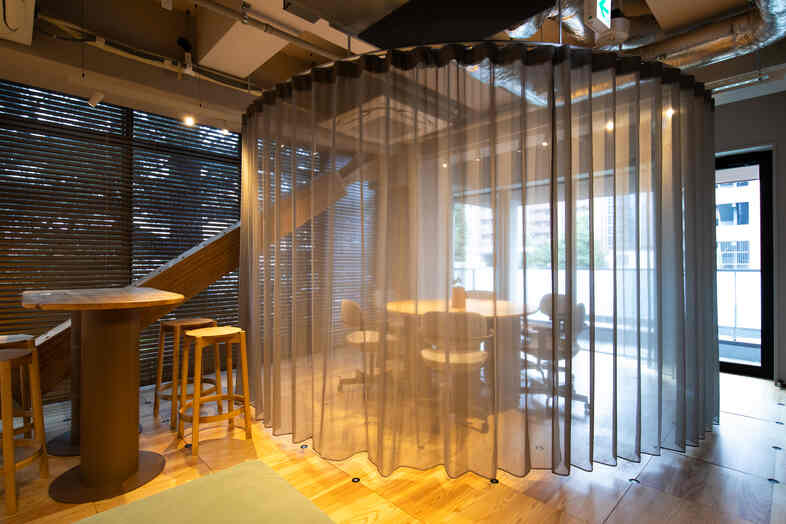 WAND-LOUNGE-｜透け感のあるカーテンが空間に柔らかな表情をプラス
