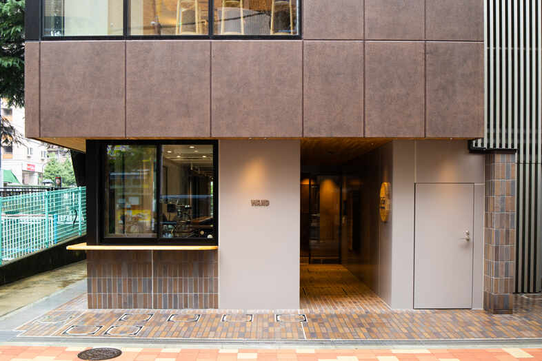 WAND-LOUNGE-｜落ち着いた色調の建物外観は店舗シーンの撮影に