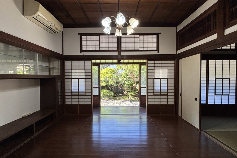 TOWARI NO MA｜大きな開口部から庭の緑を望む構図