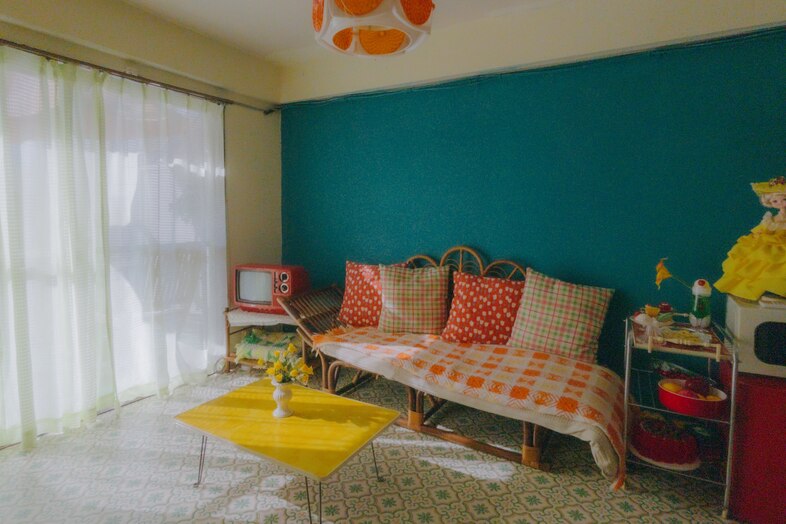 築古マンション｜【403 ミニ朱夏堂】カラフルな家具が並ぶ空間はドラマやCM撮影に最適