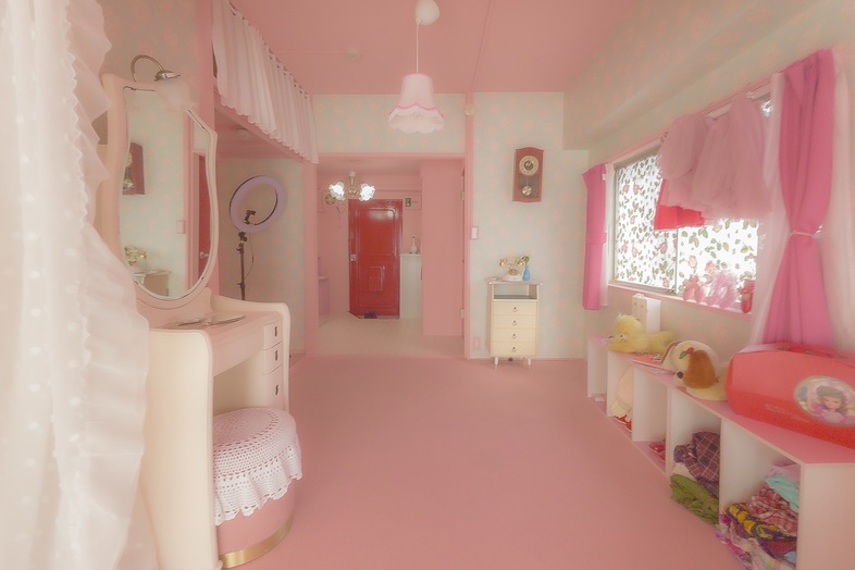 築古マンション｜【301 昭和乙女部屋】ピンクを基調とした室内にレトロな家具が並ぶ、乙女心をくすぐる空間