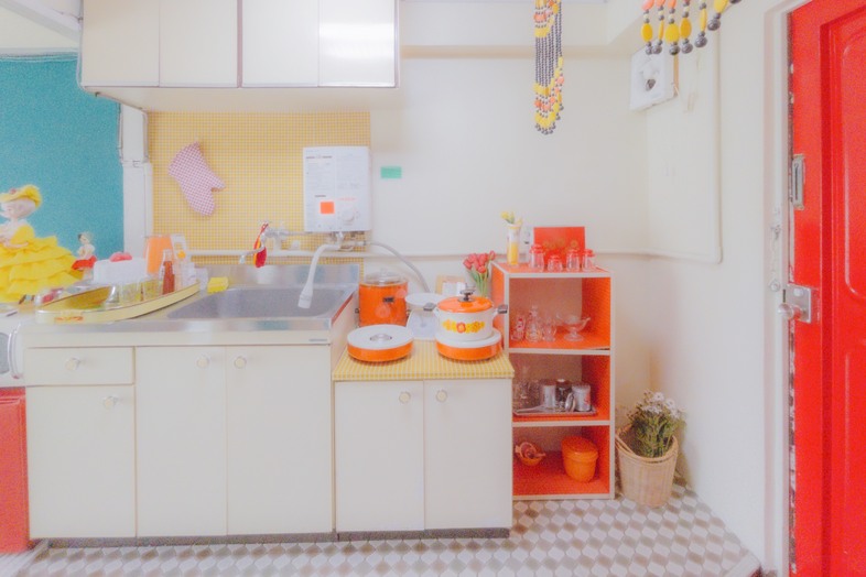 築古マンション｜【403 ミニ朱夏堂】オレンジの調理器具が並ぶポップなキッチン
