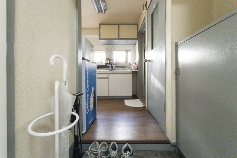 築古マンション｜【308 6畳ひとり暮らし】外出・帰宅シーンの撮影に最適な玄関周り