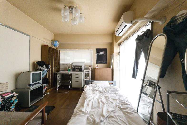 築古マンション｜【308 6畳ひとり暮らし】西向きの2面窓から、15時以降に少量の自然光が差し込みます
