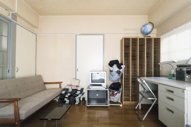 築古マンション｜【308 6畳ひとり暮らし】レトロなテレビとデスクが並ぶ居室
