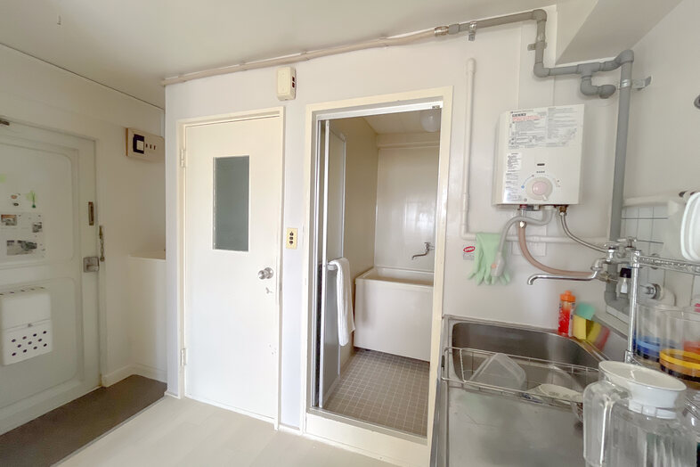 築古マンション｜【407 ワンルーム日和】キッチン横のコンパクトな浴室