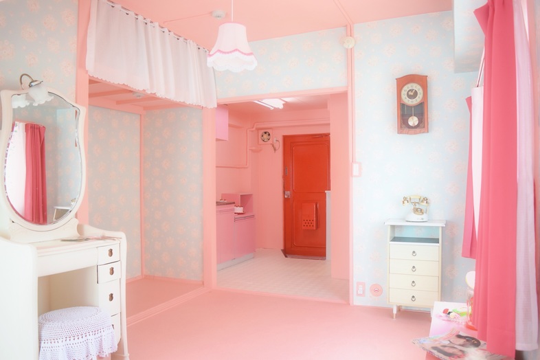 築古マンション｜【301 昭和乙女部屋】白いドレッサーがはメイクシーンの撮影に最適