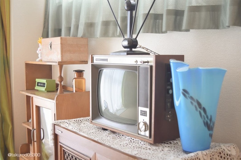 築古マンション｜【207 白樺舎】ブラウン管テレビと木製家具で昭和の暮らしを演出