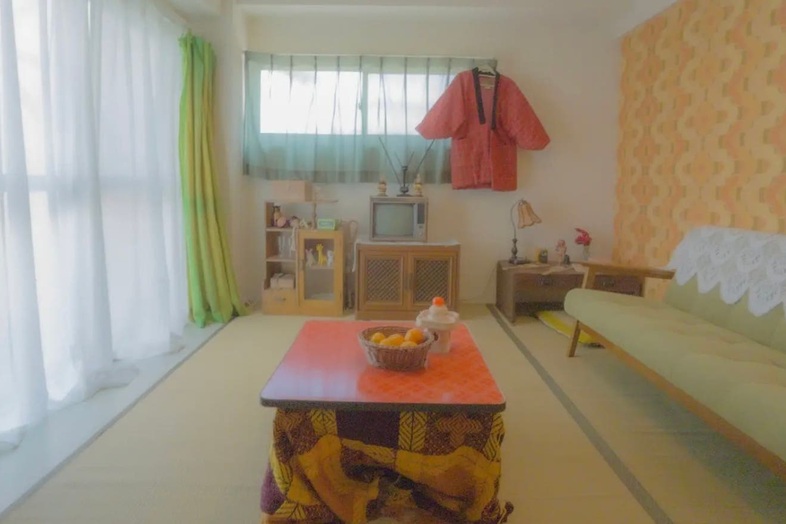 築古マンション｜【207 白樺舎】冬の内装：ちゃぶ台と畳が広がる昭和の団らんシーンに