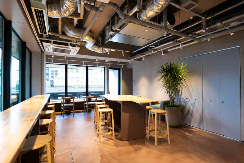 WAND-CAFE-｜木製家具とスケルトン天井が調和するカフェ空間
