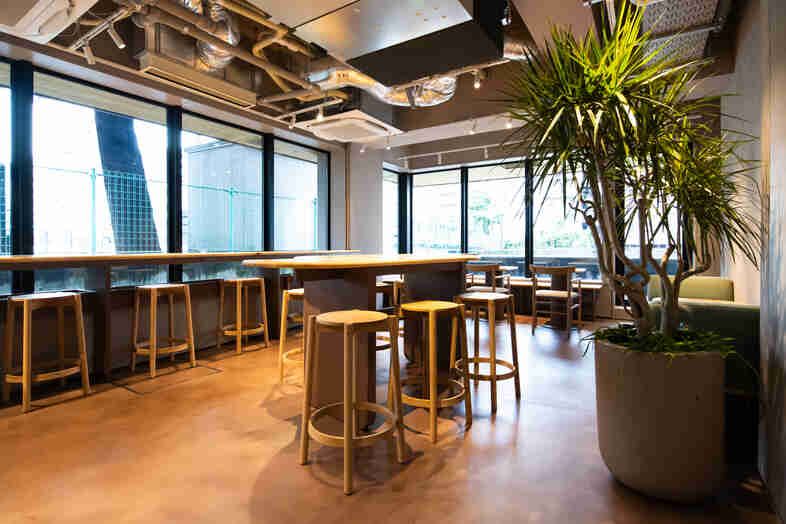 WAND-CAFE-｜窓から自然光が差し込む店内