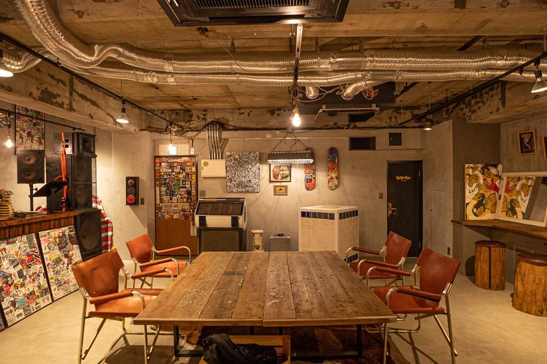 HAPPY MOUNTAIN BAR｜コンクリートの天井と木製テーブルが調和する空間は、会話や飲食シーンの撮影に最適