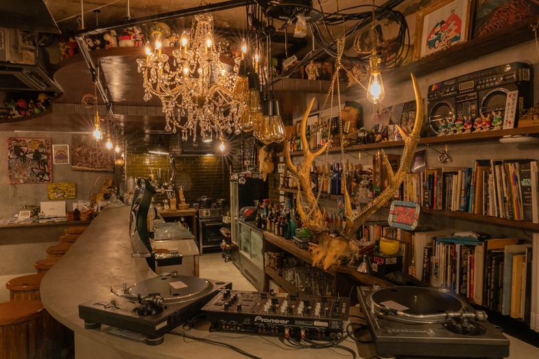 HAPPY MOUNTAIN BAR｜装飾豊かなカウンターで、印象的なナイトシーンを撮影可能