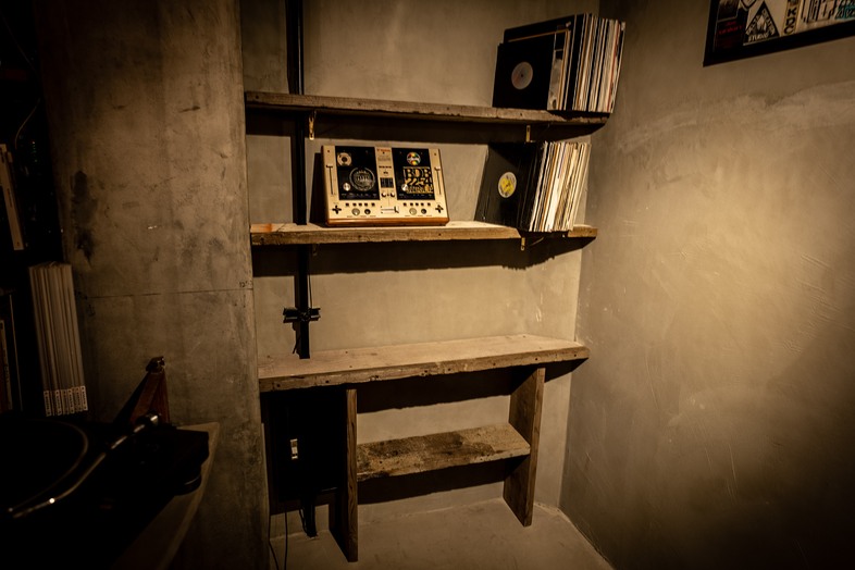 HAPPY MOUNTAIN BAR｜レコードやオーディオ機器が並ぶ棚を背景に、アー写やアパレル撮影が可能